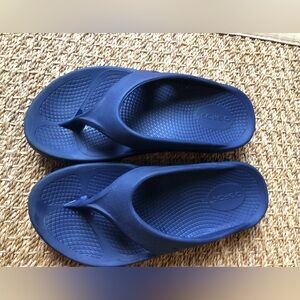 OOFOS Womens Size 7 Navy Flip Flops